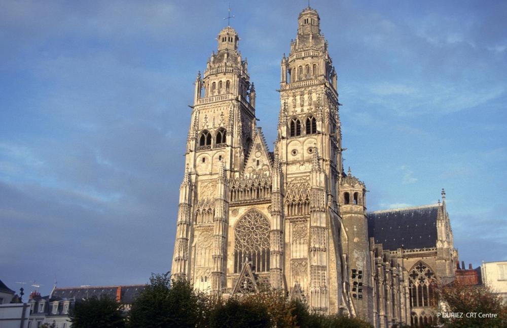 Cygne Jaune - Opera / Cathedrale Tours Exterior photo