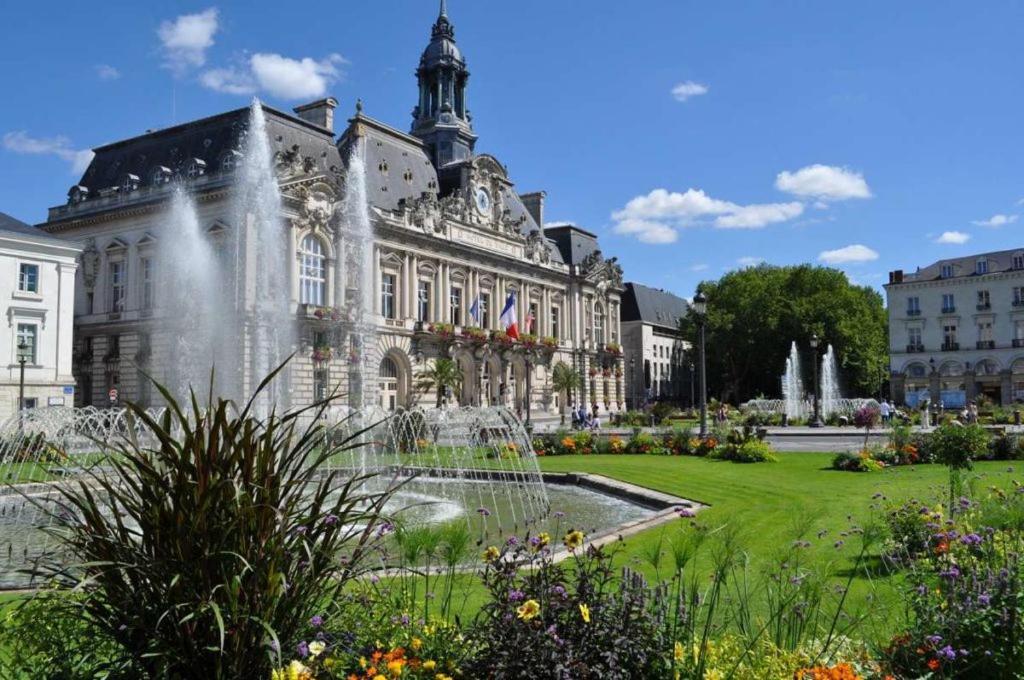 Cygne Jaune - Opera / Cathedrale Tours Exterior photo