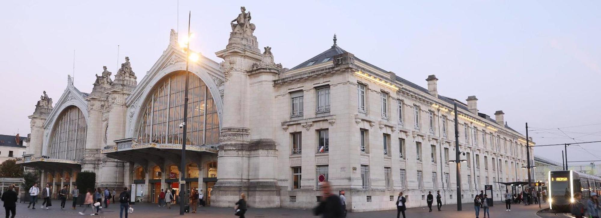 Cygne Jaune - Opera / Cathedrale Tours Exterior photo